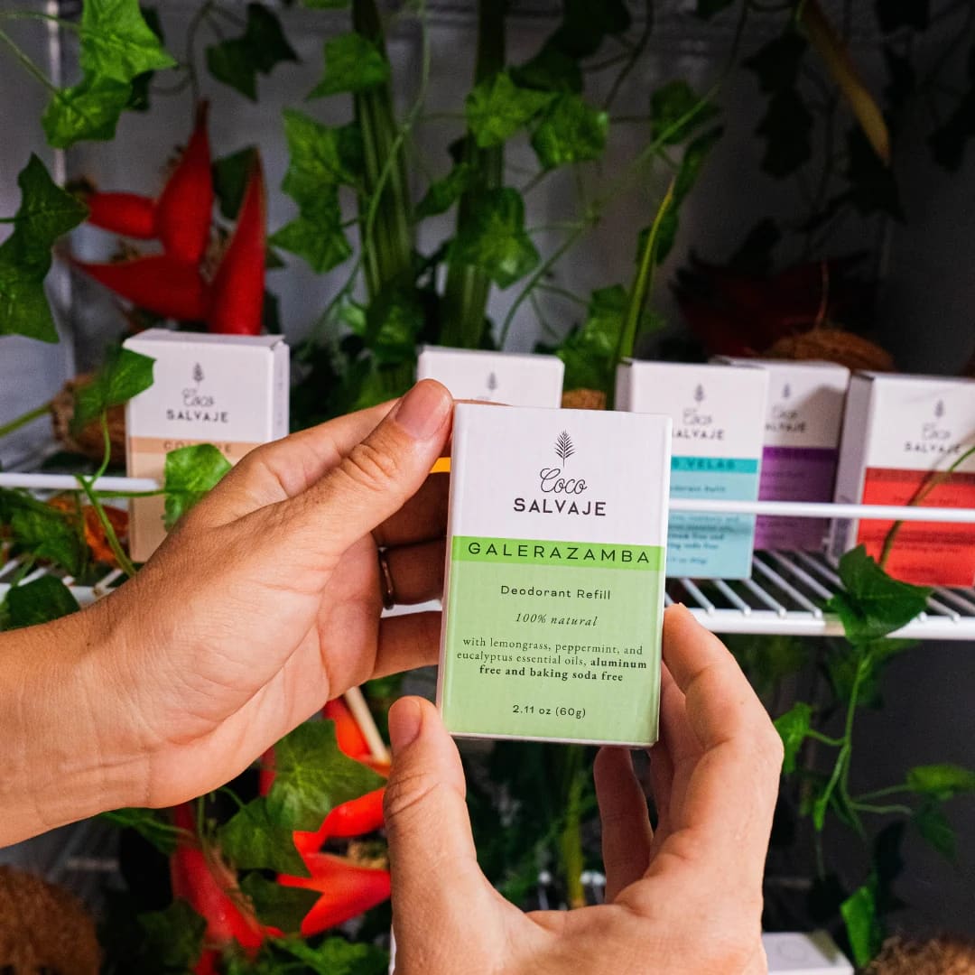 Fusión cítrica y herbal inspirada en el Caribe. Desodorante sólido para una protección fresca y prolongada.